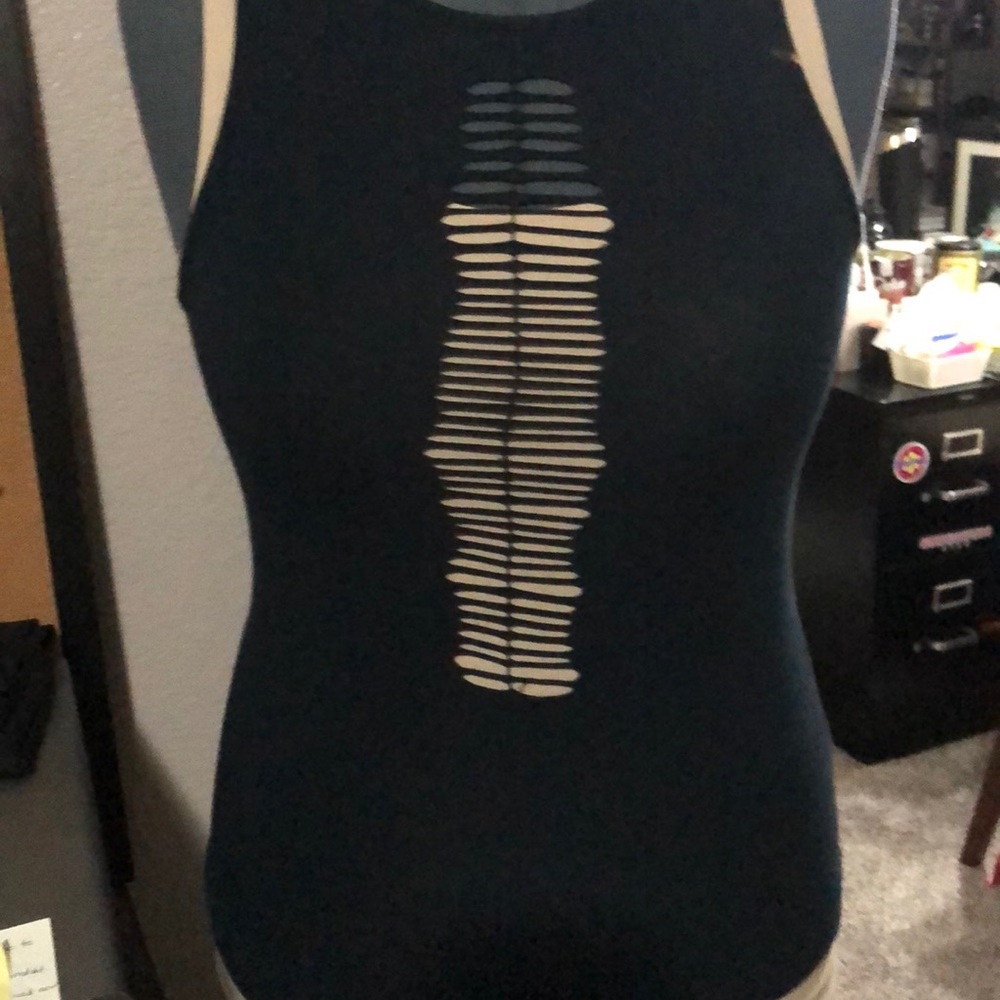 Jarbo Center Sliced Sport Top